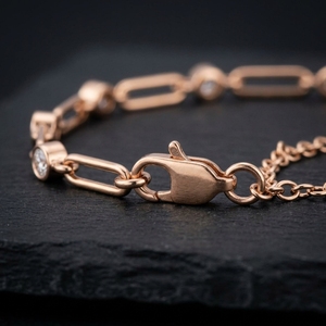 สร้อยข้อมือเพชรทรงกลมเพาะเลี้ยงในห้องปฏิบัติการ ประดับแบบ Bezel Set พร้อมสายแบบ Paperclip Link Chain สร้อยข้อมือแบบ Station Bracelet สร้อยข้อมือแบบ Loose Bracelet สร้อยข้อมือสำหรับใส่ทุกวัน สร้อยข้อมือแบบ Delicate Bracelet - Product Image 2