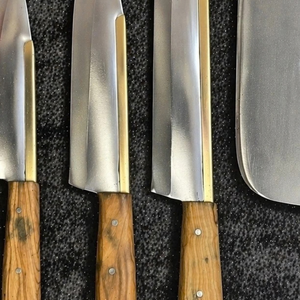 Juego de Cuatro Cuchillos de Carnicero de Acero al Carbono con Hojas Plateadas, Mangos de Madera Marrón y Cuchilla Ancha para Carne, para Cocina - Product Image 5