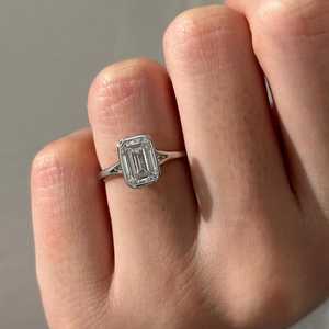 Bague de fiançailles Art Déco en diamant de laboratoire taille émeraude 2 carats, bague solitaire à sertissage clos à double anneau, certifiée IGI - Product Image 5