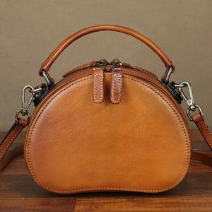 Bolso Bandolera Redondo de Cuero Genuino Vintage, Hecho a Mano, con Solapa y Cierre de Cremallera, Unisex, para Festivales - Product Image 1