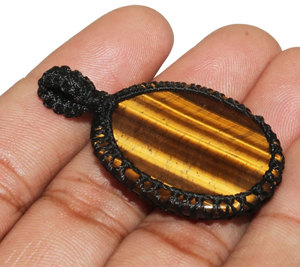 Collier Pendentif Macramé Fait Main en Œil de Tigre Naturel, Cordon Noir, Chatoyance Dorée, Réglable, Style Bohème, Cristal de Guérison, Vente en Gros - Product Image 1