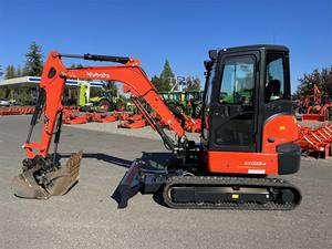Mini-excavatrice Kubota KX040-4 d'occasion avec châssis robuste, puissance hydraulique élevée et design ergonomique, disponible à la vente - Product Image 3