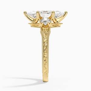 Bague de fiançailles en moissanite taille marquise avec bande gravée vintage et pierres latérales - Product Image 2