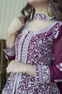 Collection Prête-à-Porter : Haut Peplum en Georgette avec Broderie de Designer et Pantalon Plazzo, et Dupatta en Georgette Brodé - Product Image 3