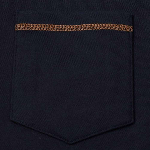 Polo de manga corta de algodón tejido azul marino premium para hombre con cuello y costuras marrones, diseño casual de corte regular con botones. - Product Image 5