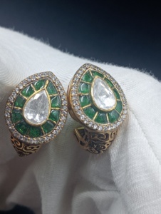 ต่างหูเงินแท้ 925 ชุบทองคำขาว ประดับคริสตัลรูปทรงลูกแพร์สีเขียว ของ Amaira Jewels เหมาะสำหรับงานแต่งงาน งานเลี้ยง และโอกาสพิเศษต่างๆ - Product Image 5
