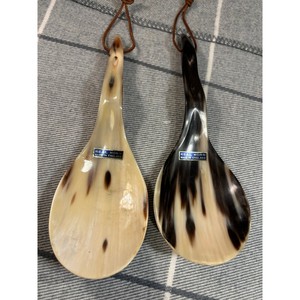 Juego de servidores de ensalada de cuerno artesanales con patrón marmoleado natural y correa de cuero para una vajilla elegante - Product Image 3