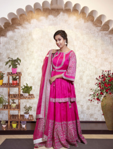 Lehenga en soie rose avec choli peplum et broderie Aari, coupe ample, longueur ras du sol, tenue traditionnelle indienne pour mariage, pour femme - Product Image 3
