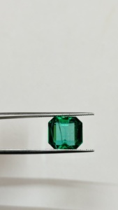 Émeraude Verte Naturelle Taille Émeraude 4,60 carats Pierre Précieuse Libre de Zambie Certifiée IGI Qualité AAA+ pour la Fabrication de Bijoux - Product Image 3