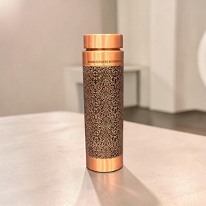 Bouteille en cuivre gravée classique de chez Indian exports international. (Cuivre pur certifié) - Product Image 1