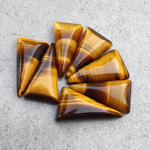 Cabochon en œil de tigre naturel, forme triangulaire, dos plat, pierre précieuse calibrée pour la fabrication de bijoux - Product Image 1