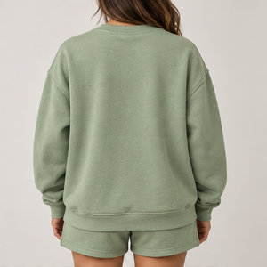 Ensemble short 2 pièces vert sauge à pois avec lettres, col rond, pour femme – Tenue décontractée et sportive personnalisée - Product Image 2