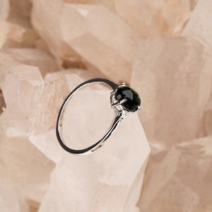 Vente en gros d'anneaux en argent sterling 925 massif avec cabochon ovale en tourmaline verte naturelle et 3 pierres en CZ, bijoux Memoria - Product Image 5