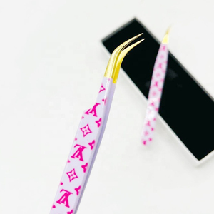 Pince à épiler rose à motifs avec pointes dorées, pour soins personnels, pose et retrait de faux cils, en boîte - Product Image 3