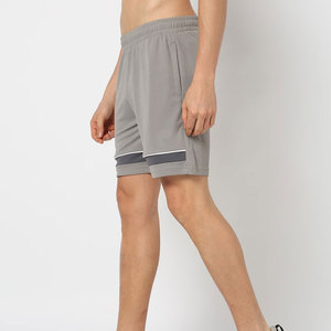 Shorts Bermuda pour homme, couleur unie gris, avec bande latérale, taille élastique, séchage rapide, tricoté, décontracté, sport - Product Image 2