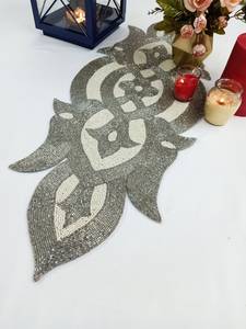 Chemin de table en tissu fait main, style bohème, motif floral, avec perles argentées et blanches, et sous-plats - Product Image 3