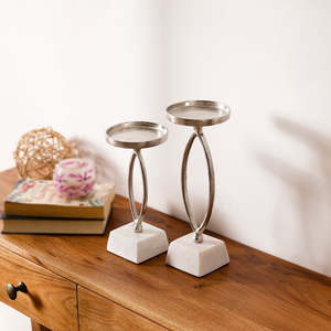 Ensemble de deux porte-bougies en aluminium argenté avec base en marbre blanc, élégants supports à bougies en métal pour table à manger - Product Image 5