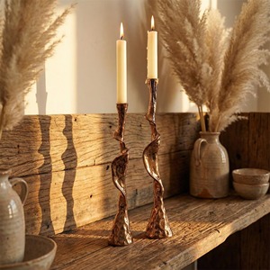 Ensemble de 2 bougeoirs en métal au design torsadé, élégants accessoires de décoration de table pour la maison et les cadeaux, provenant d'Inde - Product Image 2