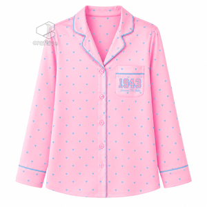 Ensemble de pyjama en satin rose à imprimé cœur pour femme Gamma Phi Delta, boutonné sur le devant, manches longues, col cranté, passepoil contrastant - Product Image 2