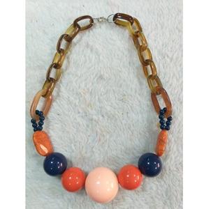 Collier de perles ovales épaisses et colorées, bijou audacieux en résine, fait main, accessoire de mode, multicolore, brillant, style tribal ethnique - Product Image 2