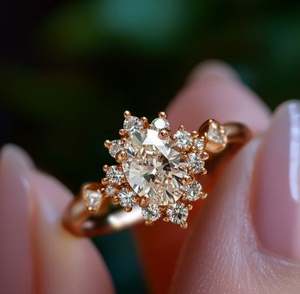 Anillo de Moissanita con Corte Ovalado en Plata de Ley 925, Anillo de Compromiso y Boda Solitario Clásico y Brillante de Lujo para Mujer - Product Image 3