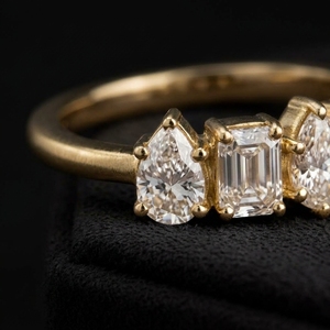Anillo de Diamantes en Oro Amarillo de 10K con Corte Esmeralda y Corte Pera Alternados, Diamantes Cultivados en Laboratorio de Múltiples Formas, Banda de Diamantes de Media Eternidad - Product Image 3