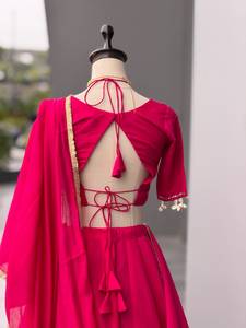 Blusa de seda romana con diseño de espejo real y bordado Kodi, completamente cosida, con lehenga de seda romana y conjunto de dupatta, también completamente cosidos. - Product Image 4