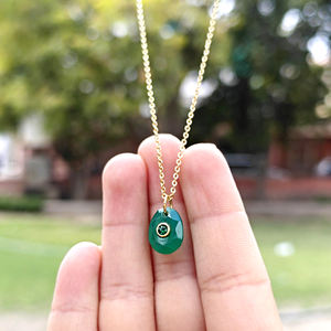 Collier statement léger plaqué or avec pendentif en onyx vert en forme d'œuf et pierres CZ émeraude, pour homme et femme. - Product Image 3