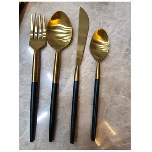 Juego de Cubiertos de Acero Inoxidable Dorado de Lujo de Cuatro Piezas con Mangos Negros, Apto para Lavavajillas y Sostenible para Hoteles y Restaurantes - Product Image 6
