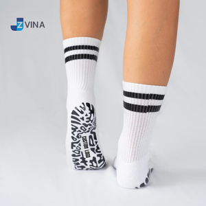 Calcetines de Pilates JZVINA con Logotipo Personalizado, Diseño Jacquard sin Costuras, 100% Algodón, Color Borgoña, Agarre Bidireccional - Product Image 2