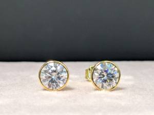 Boucles d'oreilles clous vintage serties de diamants de laboratoire taille brillant 2 carats, certifiées IGI, pour fiançailles, mariage, cadeau femme, en or massif 18 carats - Product Image 2