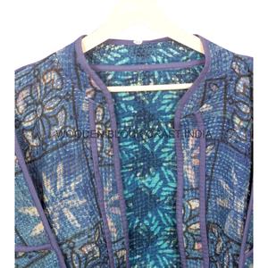 เสื้อแจ็คเก็ตผ้าฝ้ายคันธาทำมือ ระบายอากาศได้ดี เป็นมิตรกับสิ่งแวดล้อม ลายบาติกดอกไม้สำหรับผู้หญิง คอจีน แขนยาวทรงหลวม ทรงบ็อกซี่ - Product Image 3