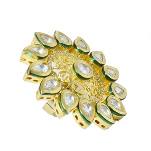 Bague Kundan plaquée or 22 carats, ajustable, avec zircon cubique taille poire et émail vert, style statement, pour tenue de mariée indienne traditionnelle - Product Image 2