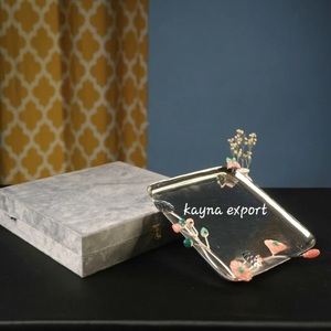 Plateau métallique rond en argent finition allemande, très demandé pour les cadeaux d'entreprise, avec une belle fleur en résine. - Product Image 3