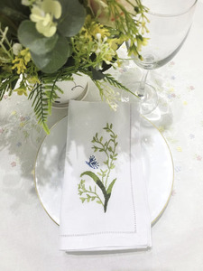 Serviettes de table carrées classiques personnalisées, brodées à la main, motif fleur verte et papillon, en coton, avec ourlet festonné, taille standard, pour la maison et les mariages - Product Image 5