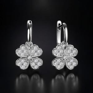 Pendientes de Aro con Trébol de Cuatro Hojas, Plateados en Plata, con Moissanita de Corte Redondo, Diseño de Racimo Colgante, Lujo Blanco - Product Image 4