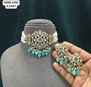 Elegante conjunto de gargantilla y aretes con cuentas de esmeralda verde y perlas, estilo Kundan, para mujer. - Product Image 4