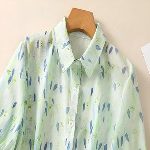Chemise Western pour femme, imprimé feuilles vert marine, avec boutons sur le devant, manches bouffantes et coupe décontractée - Product Image 2