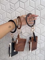 Kedatangan Baru Dompet Kartu ATM Kulit Sapi Asli dengan Logo Kustom, Dilengkapi Gantungan Kunci, Gelang, Rumbai, Dompet Koin & Wristlet Ringkas