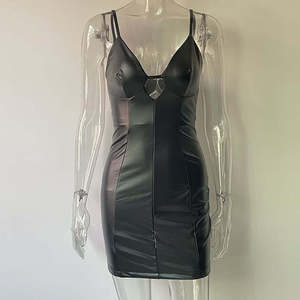 Vestido ajustado de cuero sintético negro con cuello en V profundo, tirantes finos, mini, sexy, para fiesta, con aberturas y color liso. - Product Image 5