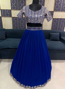 Lehenga Choli de Boda Azul Elegancia Real con Lentejuelas y Corte de Precisión en Faux Georgette, Semi-Confeccionado, para Novias Indias y Pakistaníes - Product Image 5