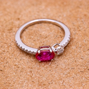 Bague en or blanc massif 18 carats avec rubis naturels ovales et diamants en grappe pavée, style East West, pour femme, bijoux fins, Memoria Jewels - Product Image 3