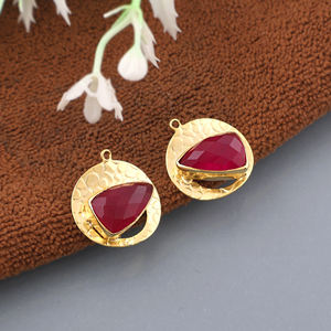 Composant de boucle d'oreille en laiton massif plaqué or 18 carats avec serti à collet pour pierre précieuse rubis et jade taille triligne, connecteur de bijoux moderne mini-breloque - Product Image 3