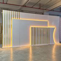 Mur de toile de fond de mariage moderne avec éclairage LED, panneau de scène blanc et or pour événements de mariage et banquets