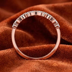 Anillo de Compromiso Chapado en Oro Rosa, Anillo de Eternidad Delgado con Micro Pavé de Moissanita, Banda de Boda para Mujer, Elegante, Apilable, Regalo en Oro Rosa - Product Image 3