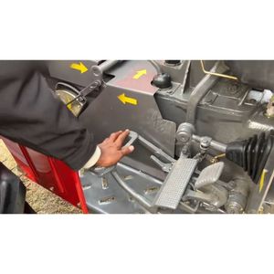 รถแทรกเตอร์แมสซีย์เฟอร์กูสันที่เชื่อถือได้ MF 240 2WD 50แรงม้าพร้อมอุปกรณ์ที่ใช้ร่วมกันสำหรับการเกษตรในปากีสถาน - Product Image 1