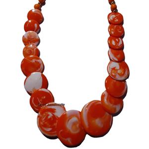 Glamour en resina: Collar elegante hecho a mano Sueños bohemios: Diseño de cuentas de resina artesanal - Product Image 1