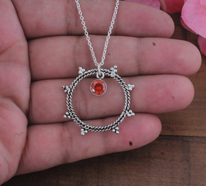 Pendentif en argent sterling 925 SHREE JAIPUR avec grenat rouge, fait main, motif mandala torsadé, style bohème, vente en gros - Product Image 2