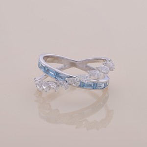 Bague de luxe pour femme en or blanc 18 carats, or rose et or jaune, avec diamants baguette et poire cultivés en laboratoire, plaquée rhodium, style croisé - Product Image 1