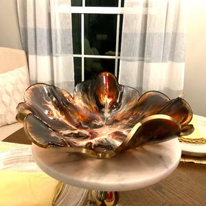 Bandeja de Servir con Centro de Flores, Diseño Artesanal Pintado a Mano, Resina con Efecto Naranja Quemado y Nido de Abeja, Personalizable - Product Image 1